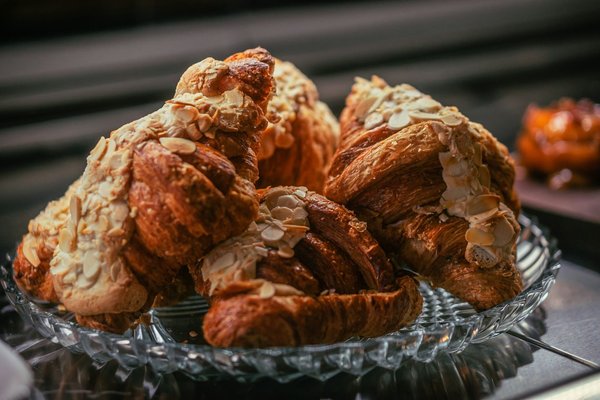 Comment réaliser des croissants aux amandes avec une pâte feuilletée maison?