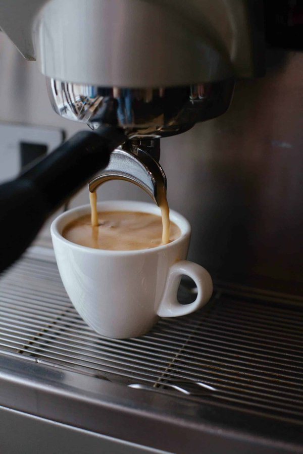 Quels sont les avantages d'une machine à café avec filtre en acier inoxydable pour une durabilité accrue?