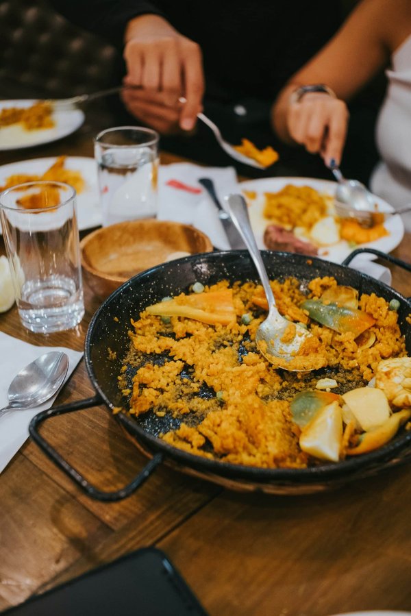 Quels sont les secrets pour réussir une paella authentique dans un restaurant espagnol ?
